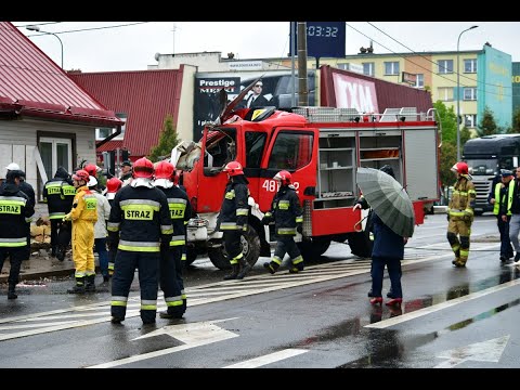 Sokółka. Akcja wyciągania samochodu strażackiego, który wjechał w dom