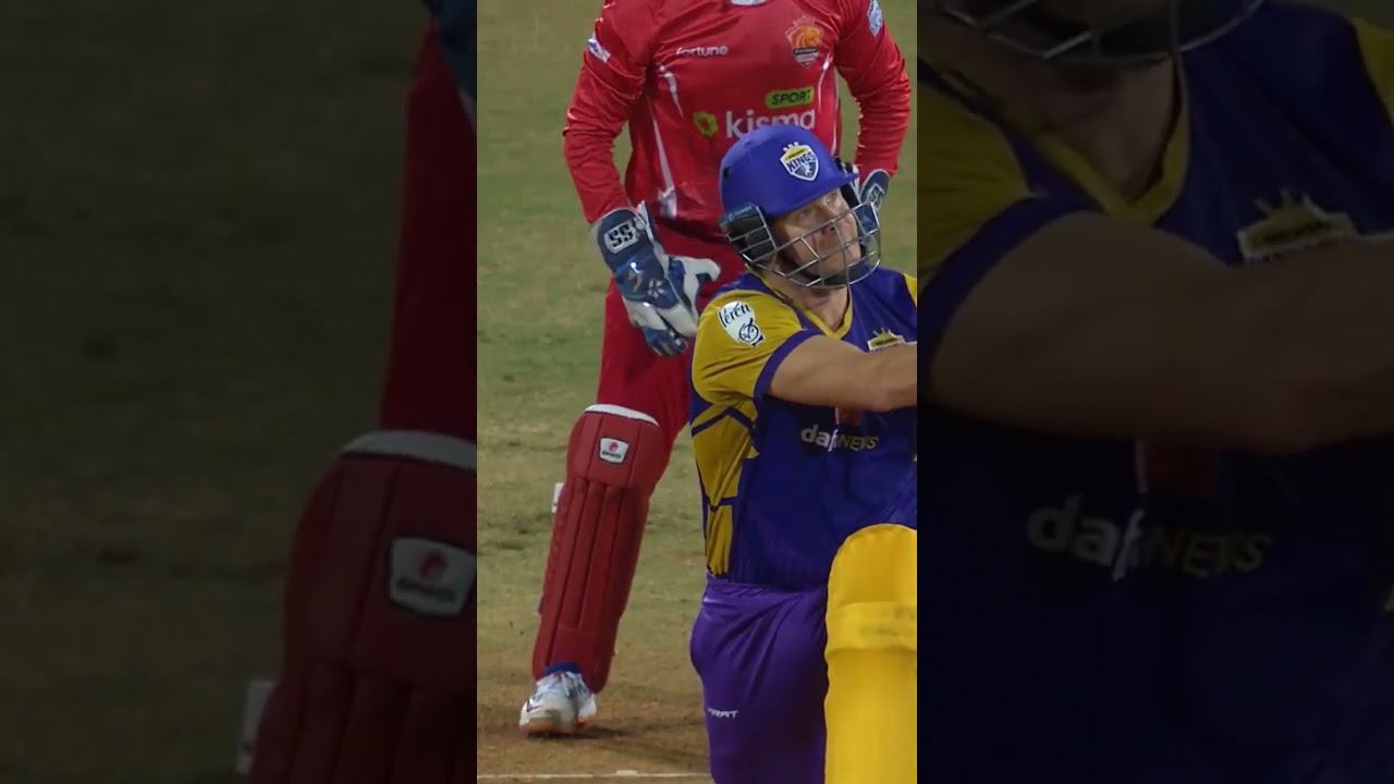 Shane Watson launches one into the stands off Graeme Swann 💥