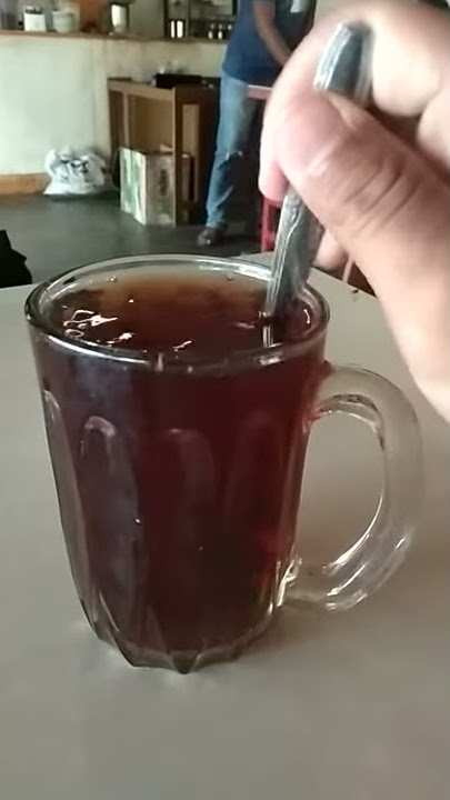 cara mengaduk teh manis hangat