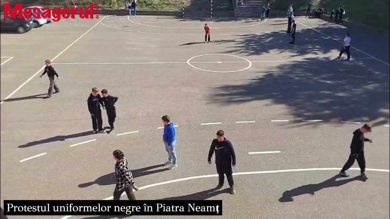 Reportaj video-foto. Protestul uniformelor negre! Doliul și doleanțele elevilor: “Educația nu se repară la croitorie!" 2 YouTube player