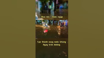 Mưa lớn ở Sài Gòn, làm ngập nước tạo thành xoay nước khổng lồ ngay miệng cống | Côn Trần TV