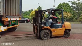 Unloading shipping container