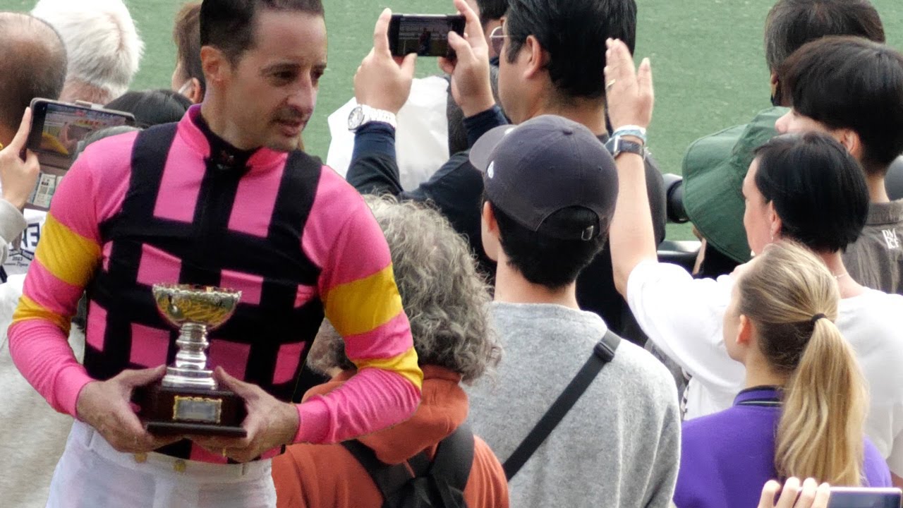 ルメール、美人馬主と仲良くしようとした現場を奥さんに見つかり、表彰式後は逃げるように立ち去るｗｗｗ