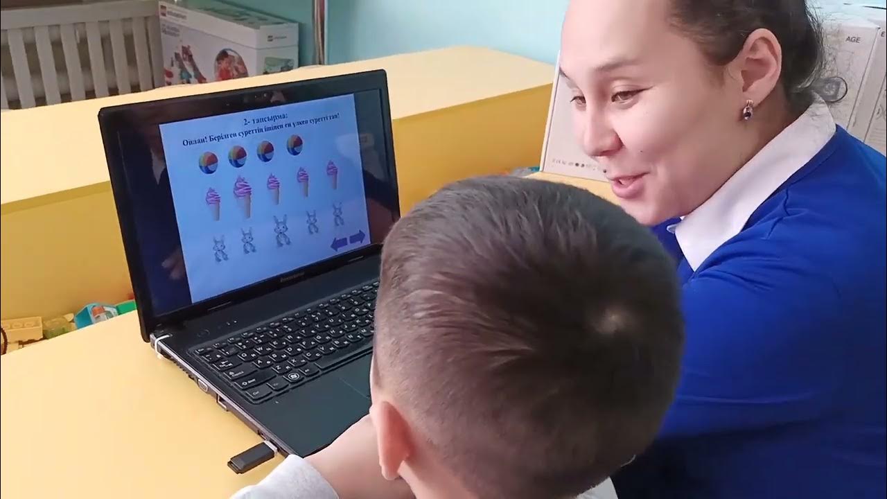 Жабайы жалаңаш африкалық әйелдер Қырынған кискалар аяқтарын жайып жіберді фото