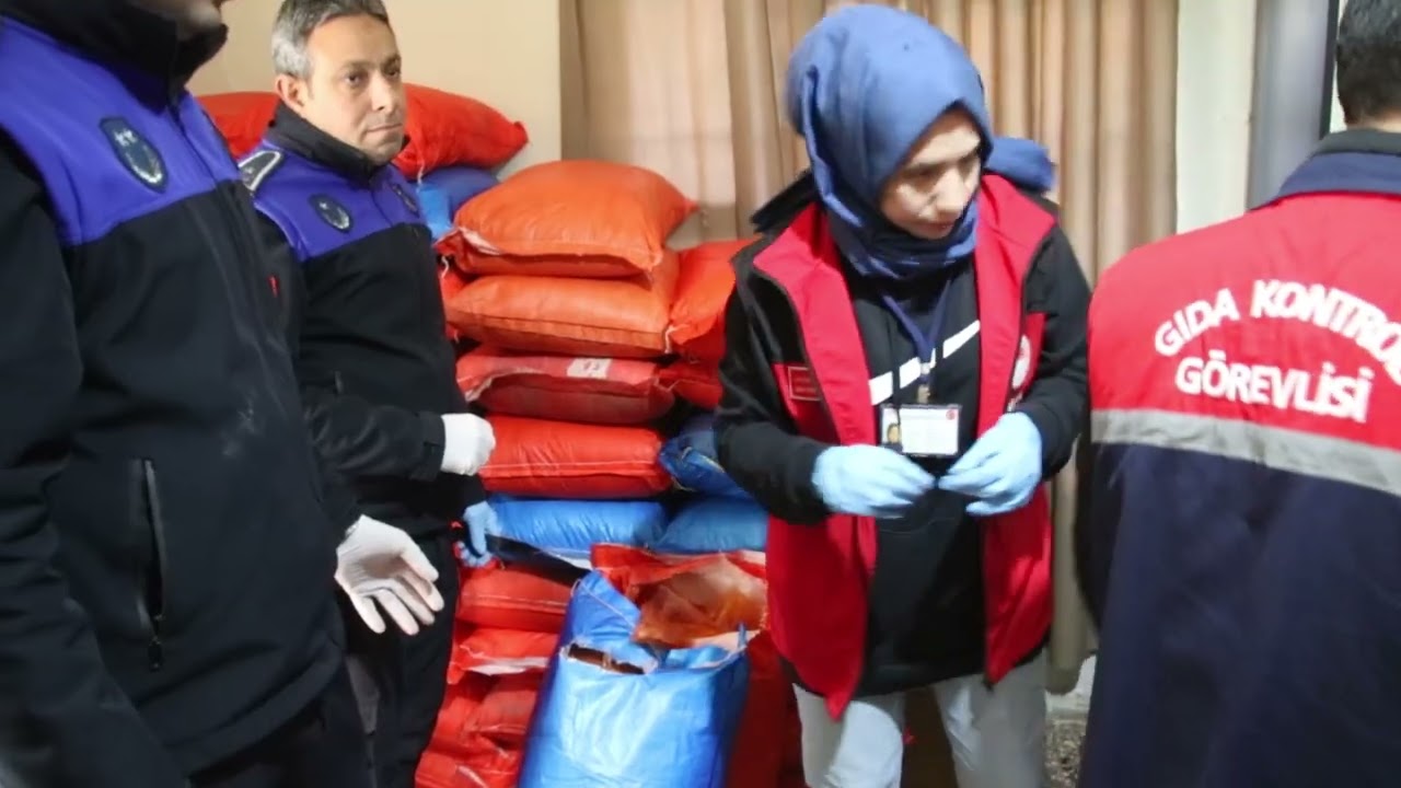 HALİLİYE’DE ZABITA EKİPLERİ 5 TON BOZUK GIDA ELE GEÇİRDİ