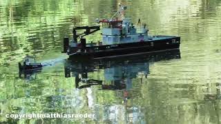Mini Tug Boot Idefix schleppt Schubschiff Obelix ab.