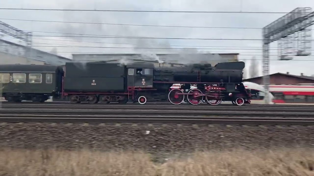 Ol49-69 z pędzącym pociągiem KW PAROWY do Poznania