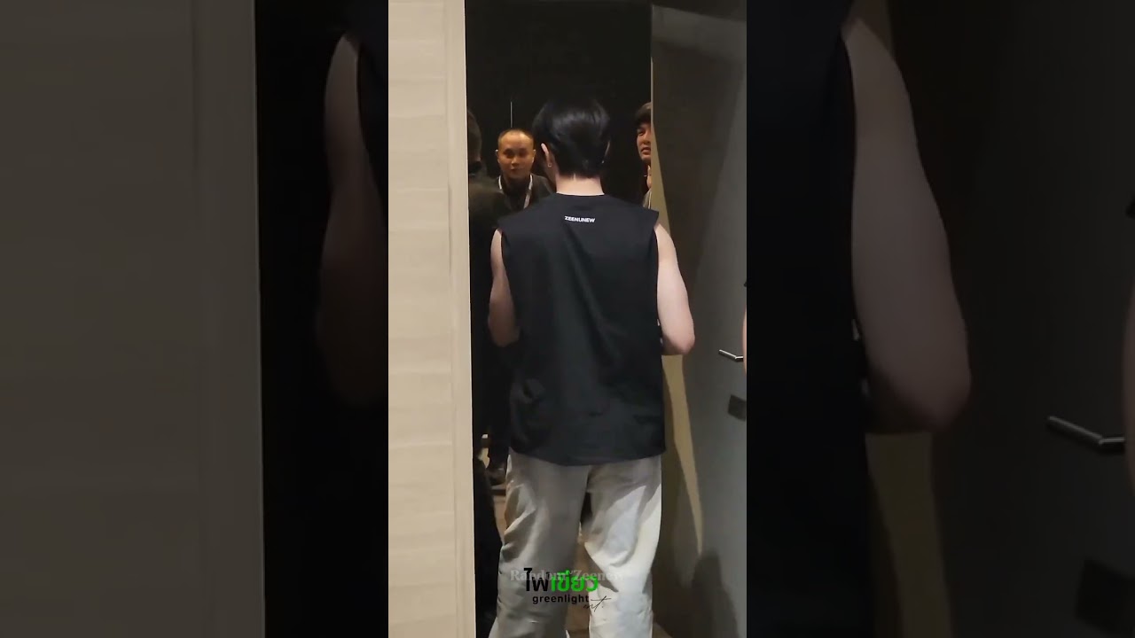 I thought the fans were cheering but its the reporters 🤣 