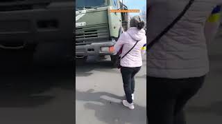 Херсонская область: женщины выгоняют российских военных, несмотря на выстрелы