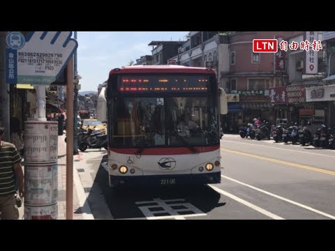 公車後門未關 女學生緊抓扶手怕摔出車外
