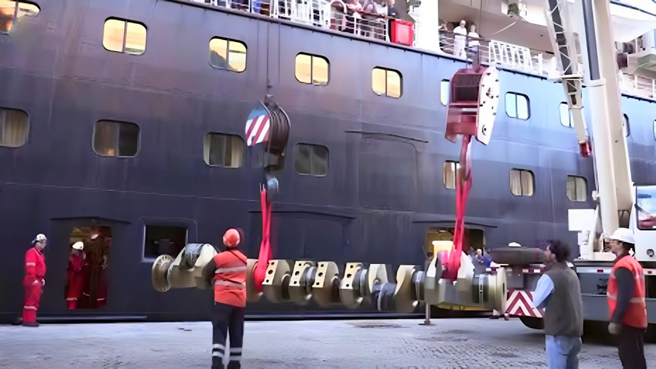 شاهد كيف يتم إصلاح سفينة الرحلات البحرية العملاقة وكيف يتم تعديل محركاتها الضخمة بحجم المنازل!!