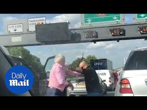 Brutal fist fight breaks out on the M25 during traffic jam