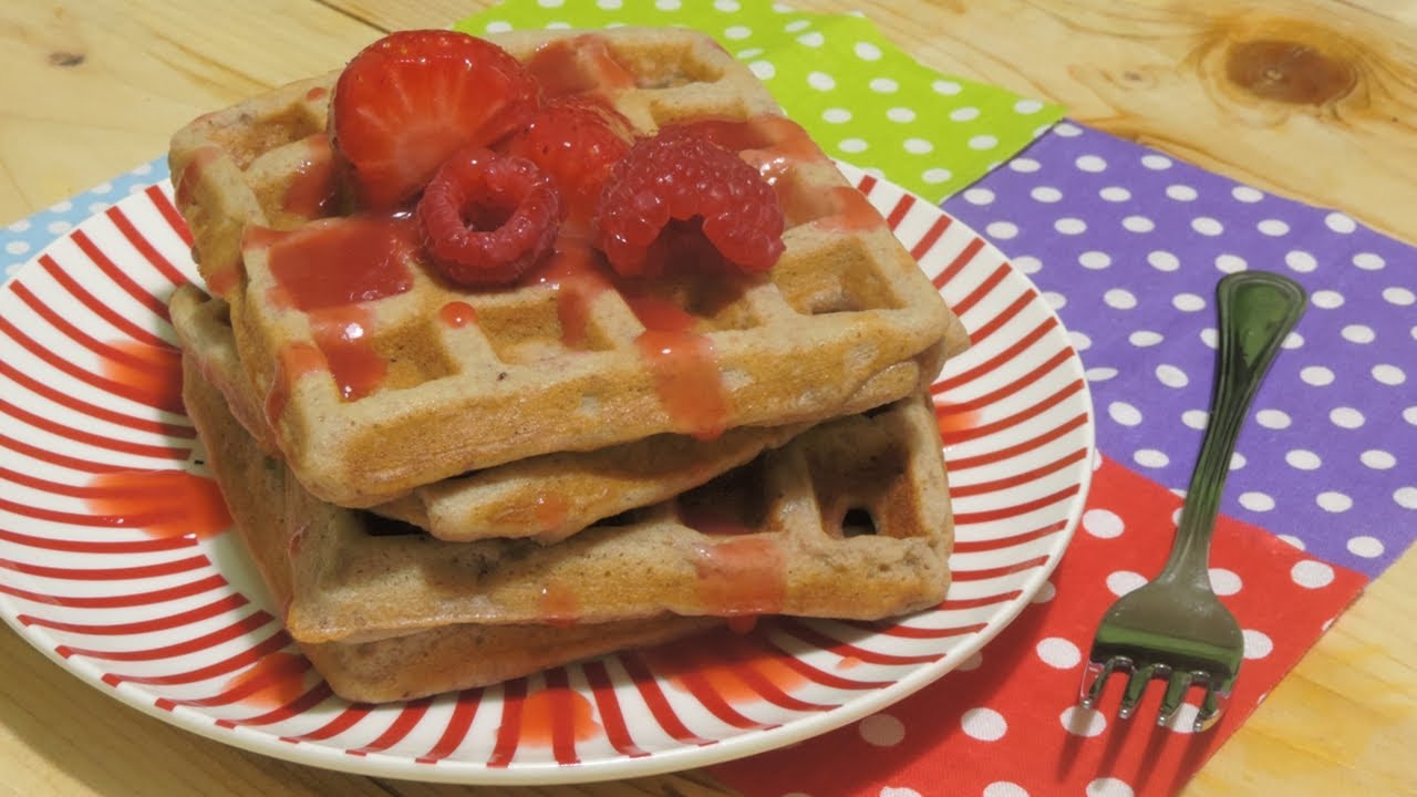 Waffle Integrali alle Fragole *Senza Burro* con Topping fatto in casa | La Cucina di Lena