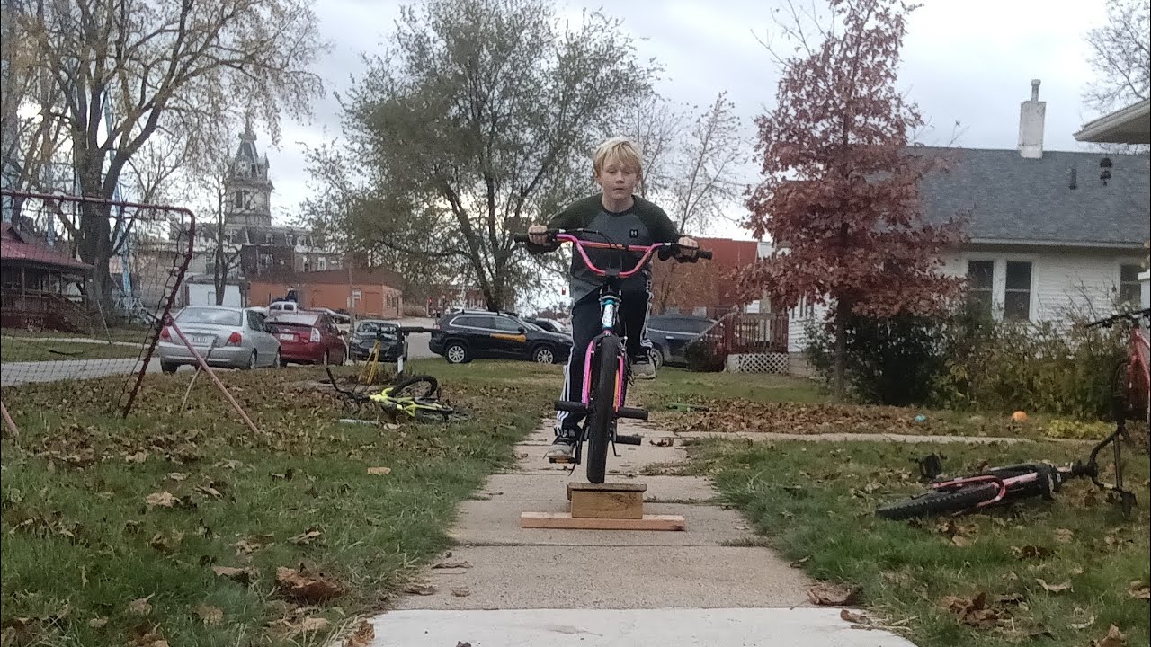 mini bike ramp(how to do a wheely and go off ramp) - YouTube