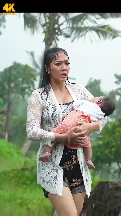 wanita cantik yang panik ketika hujan deras #hujan #pedesaan #rain #beautiful