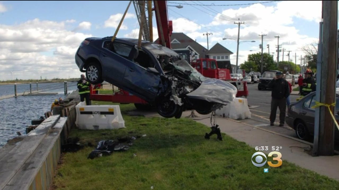 Good Samaritan Helps Save Woman After Car Crashes Into AC Bay - YouTube
