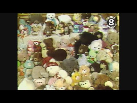 Santee Elementary School library in San Diego filled with teddy bears in 1987