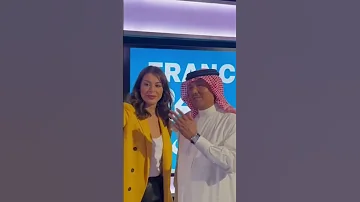 محمد عبده يمازح دنيا نوار ايش شوشر في اذنه تعرفوه يخبص الدنيا كلما ظهر البنت نقزت 