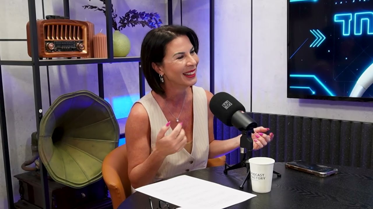 פודקאסט “משפחה במשפט אחד” | פרק 1: שני עורכי דין, זוגיות אחת ומה שביניהם - עם גלית ושמעון צור