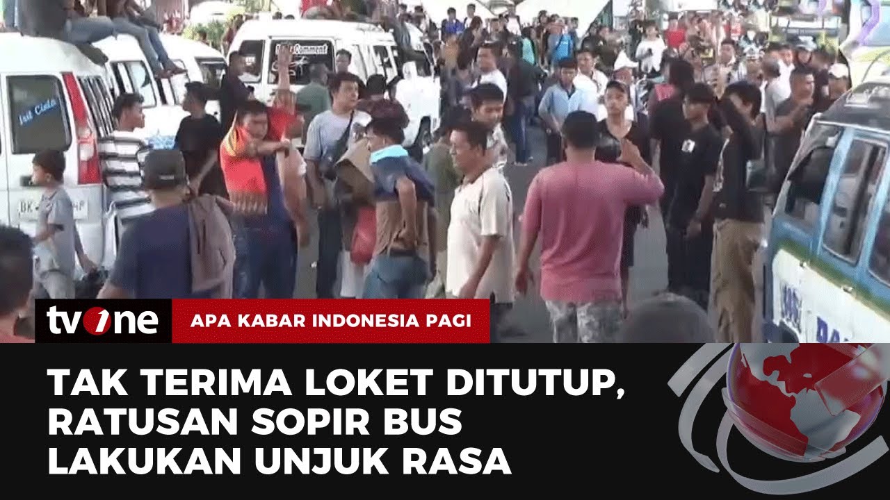 Ratusan Sopir Bus di Medan Blokir Jalan Akibat Penyegelan Loket Oleh Satpol PP | tvOne