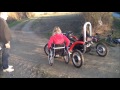 Personne à mobilité réduite, handicapé. SWINCAR Véhicule électrique tout terrain pendulaire. ZOSH