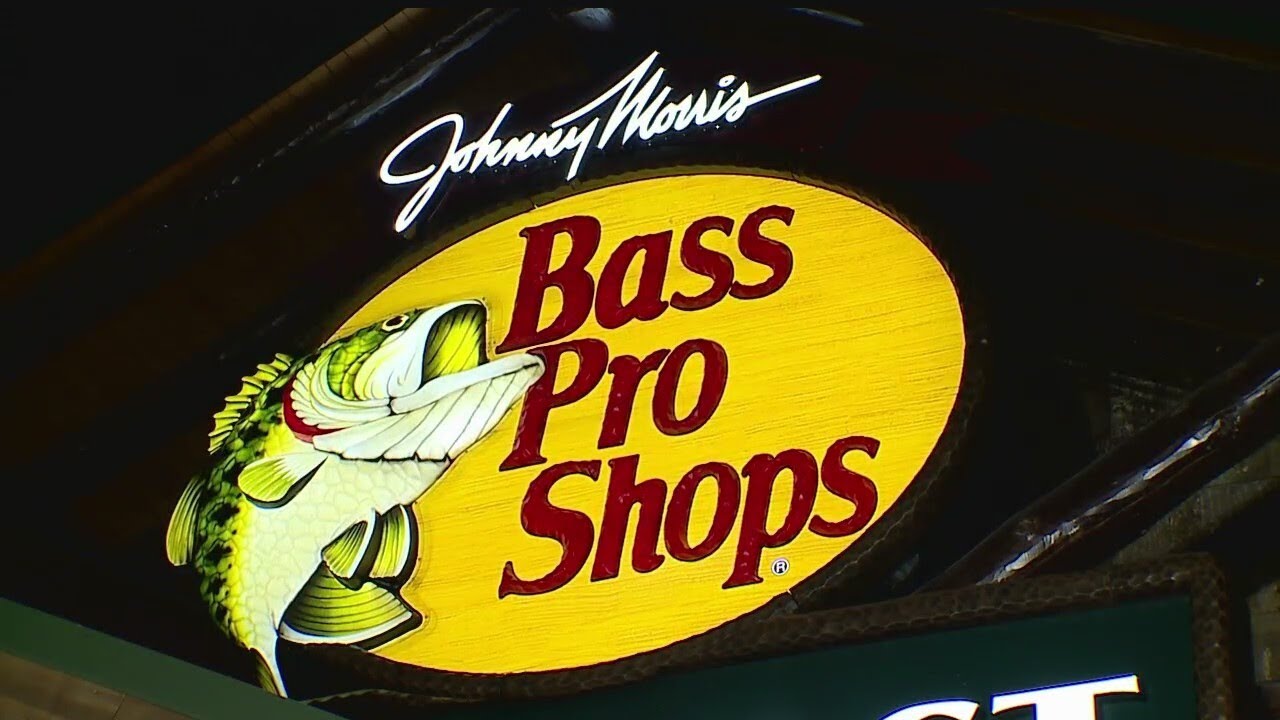 Hundreds line up for Bass Pro Shops' grand opening 