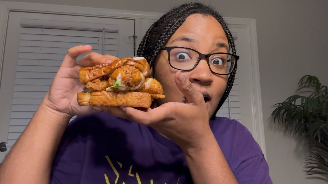 Giving my HONEST review of Zaxby’s Lemon Pepper Chicken Sandwich