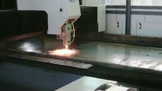 Різання листового металу лазером на заводі РГК в Дніпрі