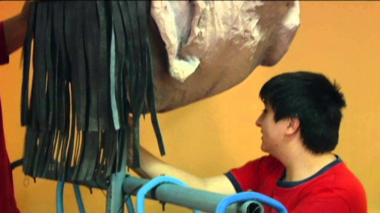 VIDEO, ARMADO DE  MARIONETA GIGANTE .mov