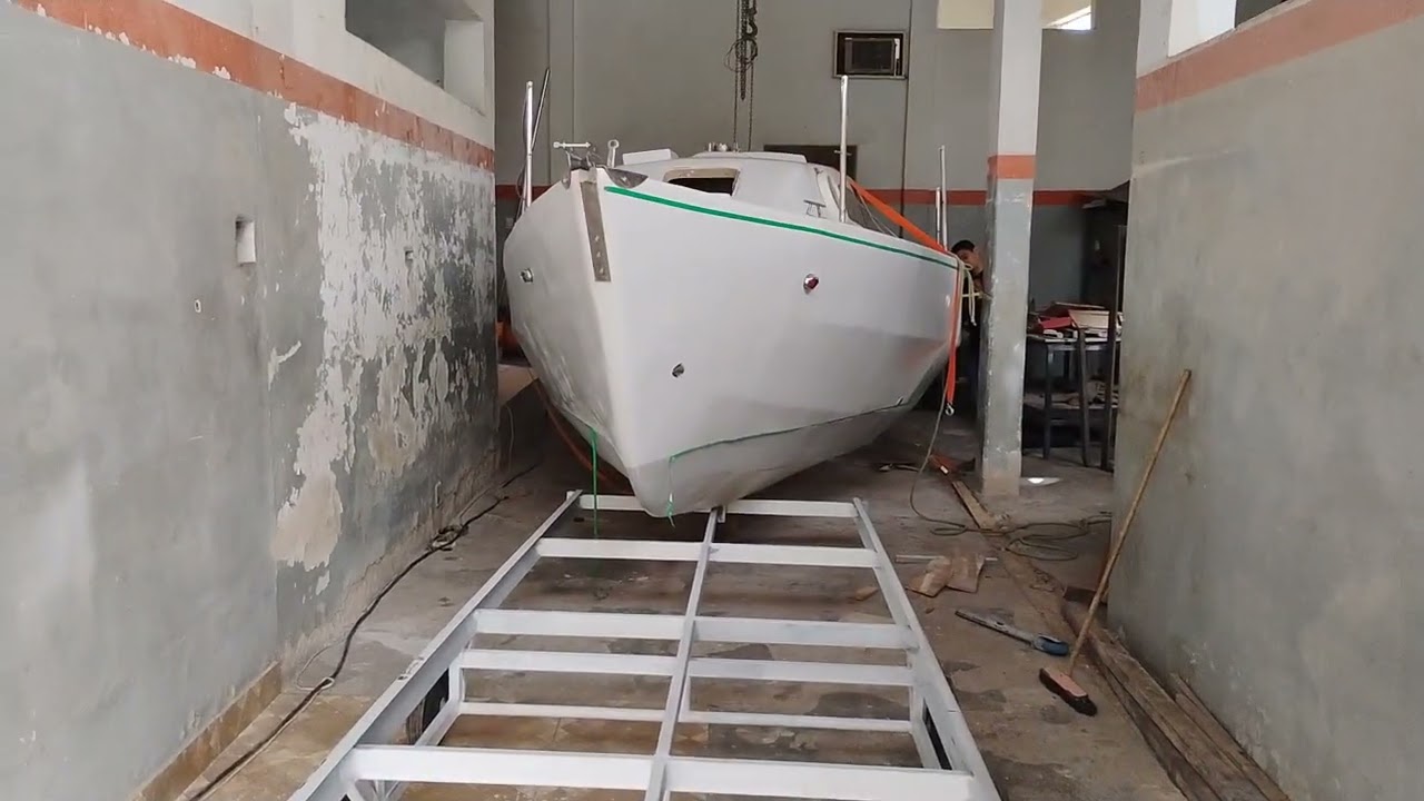 ⁣Colocando o veleiro em cima da carretinha