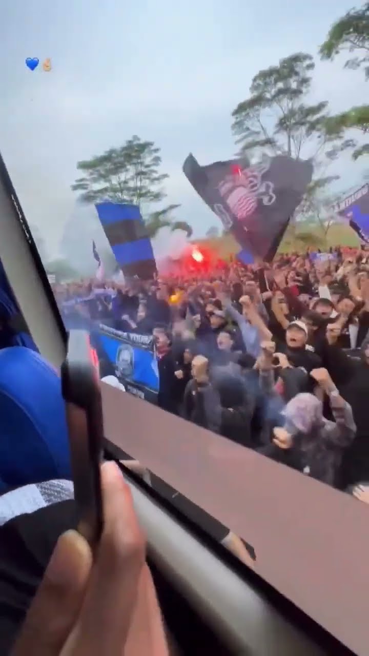 Antusiasme Bobotoh Menyambut Tim PERSIB Di Stadion Si Jalak Harupat Pada Leg 2 Championship Series