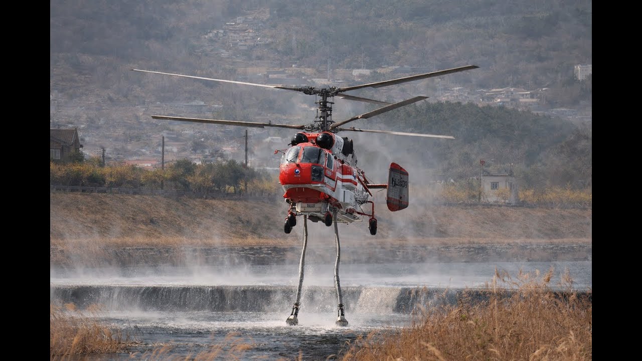 필사적으로 산불 진화중이신 소방헬기 대원들 영상입니다.