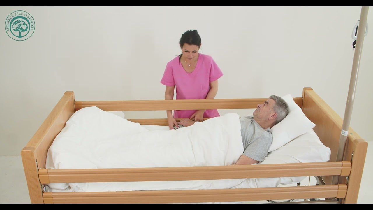 Převlečení lůžkovin s klientem ležícím na posteli