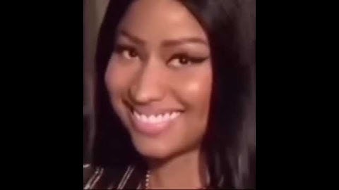 Stan Twitter: Nicki Minaj smiling and then looks around confused 😕