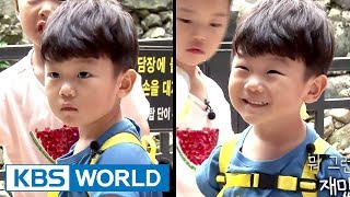 Sian stares suspiciously at his father who tries to take his bottle! [TROS / 2017.09.03]