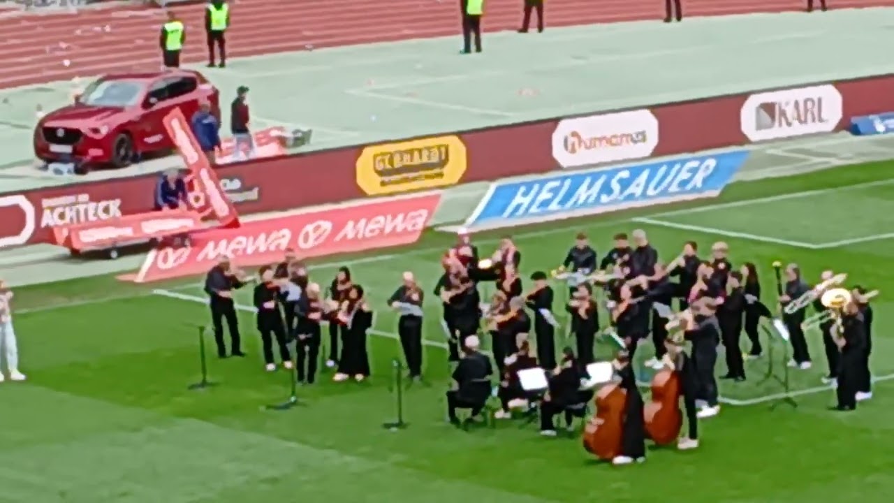125 Jahre FCN - Die Legende lebt - FCN-Hymne von der Schwester eines Spielers gesungen