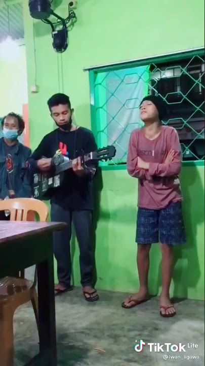 Pengamen viral dari kotamobagu sulawesi utara ||cover|| andai aku bisa-chrisye