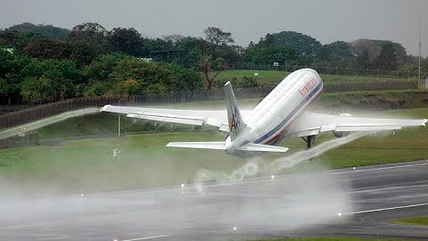 Wingtip Vortices | Boeing 747 Queen of the air taking off !