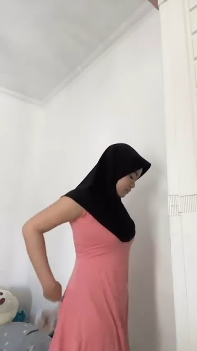 Cewek hijab pamer kemolekan