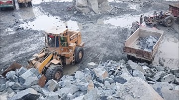 Heavy machine rocks loading in action: caterpillar loader 966D big rocks loading trolleys#video#rock