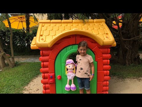 ემილია უვლის და აჭმევს თოჯინას ელისაბედს