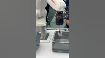 Robot performing piece picking at Automate 2023