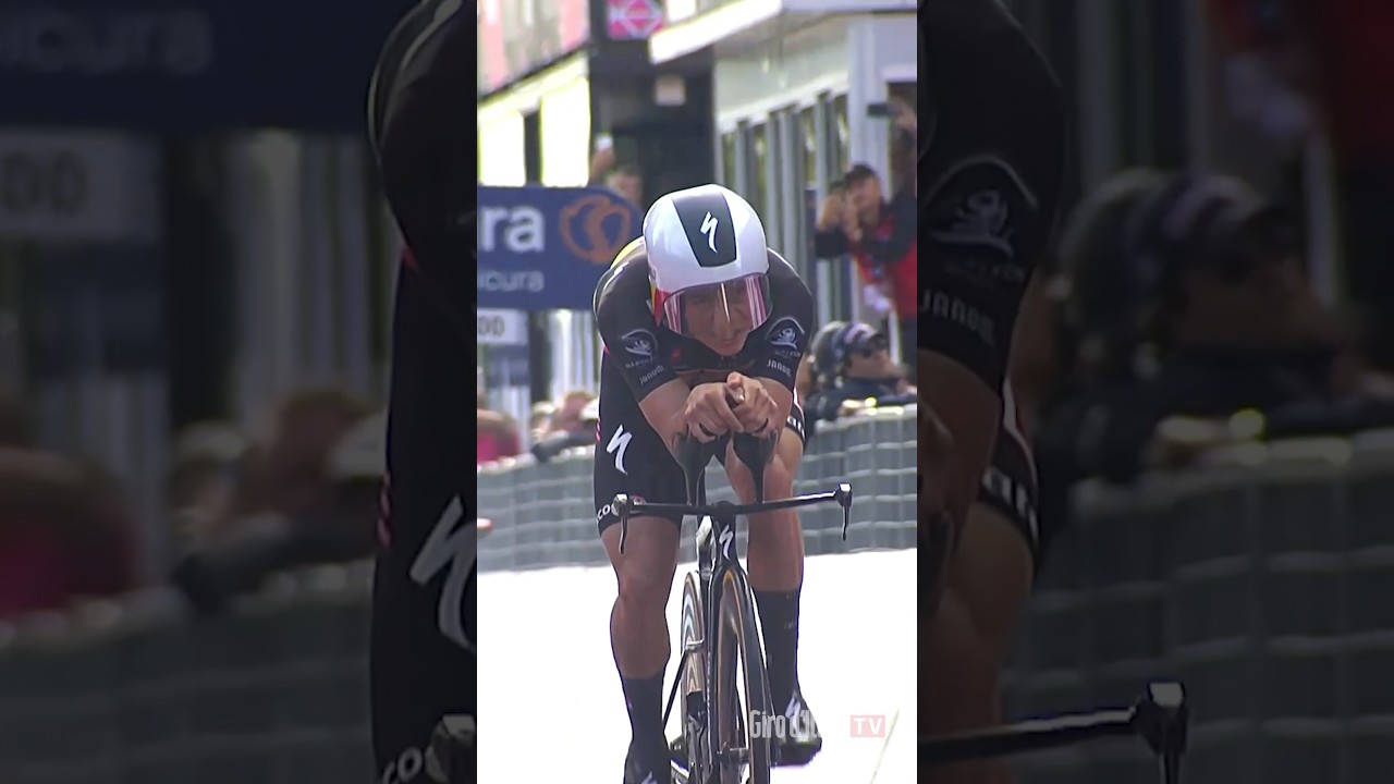 4 riders in 4 seconds. The last km of stage 9 🏁 