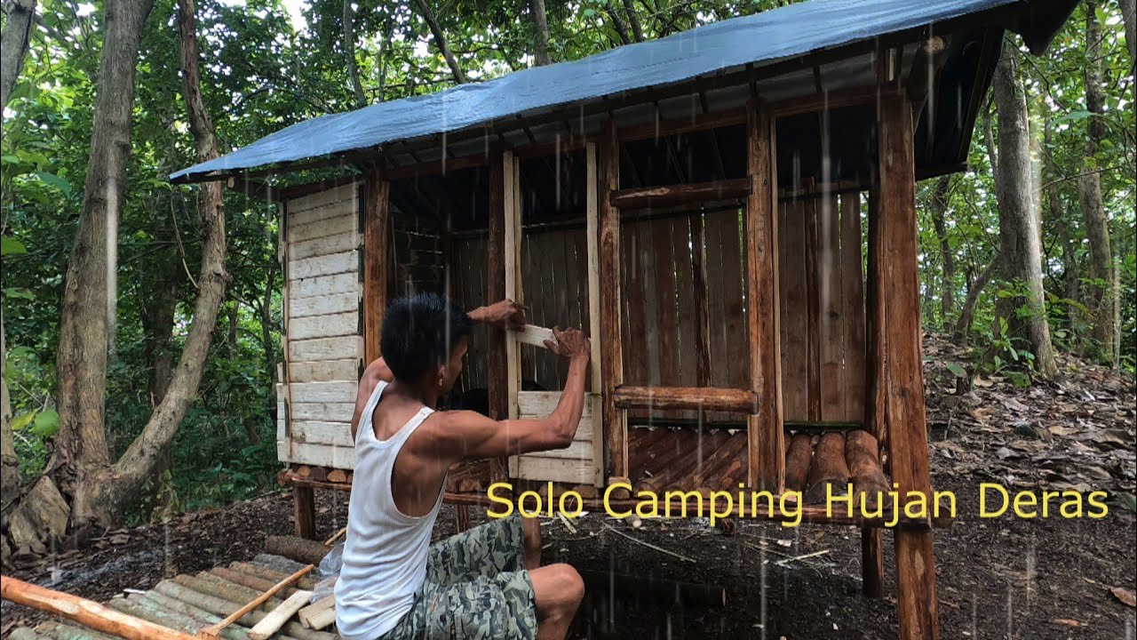 Solo Camping Hujan Deras, Membangun Shelter Unik Dalam Hutan
