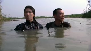 Anti-Japanese Movie | Two Eighth Route soldiers, chased, are skilled swimmers and escape underwater