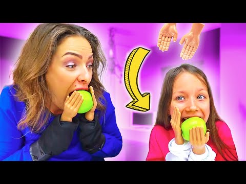 ЧЕЛЛЕНДЖ МАЛЕНЬКИЕ РУЧКИ Попробуй Почистить Банан и Съесть Яблоко Tiny Hands Challenge /// Вики Шоу