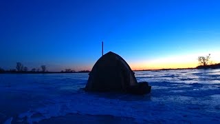 Зимняя рыбалка в затоне реки Оки ! Рыбалка с ночёвкой в палатке!
