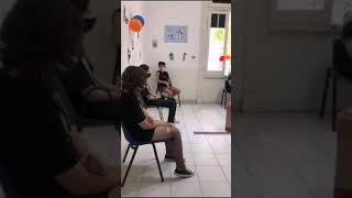 Menino Desmaiando Do Nada Na Sala E Batendo A Cara No Chão