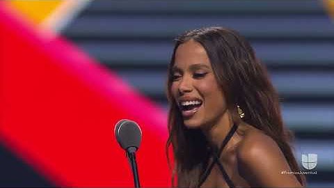 Anitta en Premios Juventud 2024: triunfa con Peso Pluma como Mezcla Perfecta por 'Bellakeo'