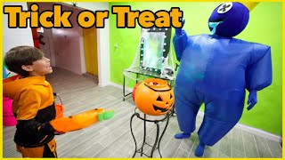 Trick or Treat with Me! | Dominick&#39;s Playtime